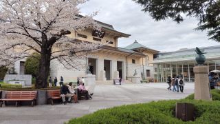 遊就館と桜