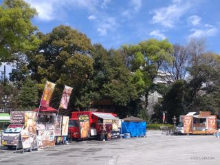 外苑に並ぶキッチンカー
