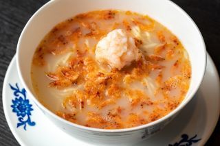 華都飯店:春に旬を迎える桜海老を使用した「桜えび香る白湯麺」(1,000円)