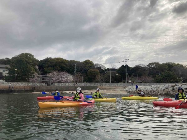 サクラの名島城跡沖合のカヌーツアー