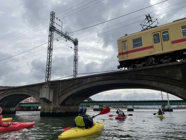 西鉄電車名島川橋梁下をいくカヌーツアー