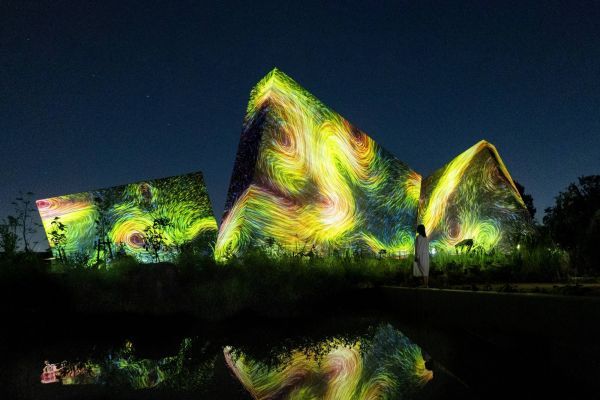 チームラボ《風の中の散逸する鳥の彫刻群》©チームラボ