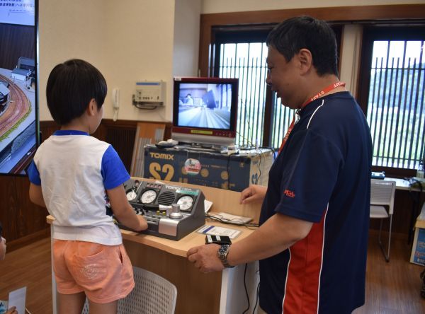 鉄道模型を運転して運転手気分。