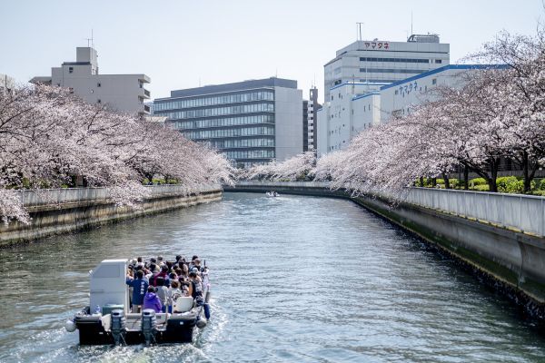 大横川の名は江戸城から見て横に流れることから呼ばれたと伝わる。明暦の大火（1657年）後の復興事業として掘り開いた河川