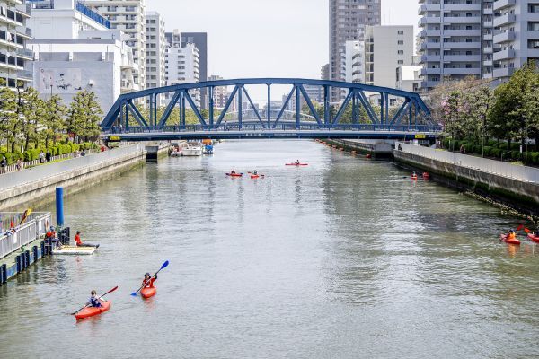 関東一円の川筋と江戸を結ぶ水運の大動脈だった小名木川でカヌーを体験できる