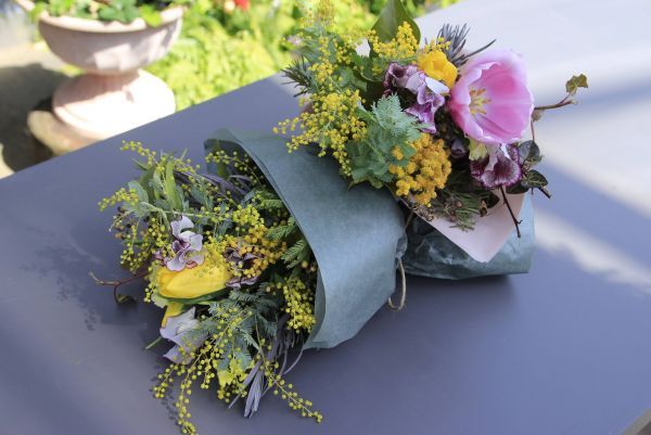 ミモザの日ブーケづくりイメージ