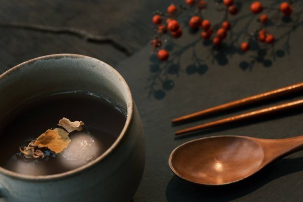 桜の塩漬けを浮かべたおしるこイメージ