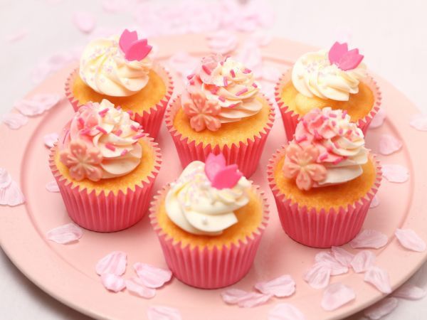 SAKURA満開ボックス 6個入 3,300円/ベラズカップケーキ(エキュート上野:イベントスペース「嬉々」)