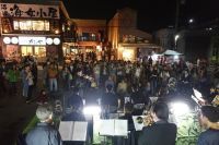 ラブライバー必見!聖地・沼津の港をステージに、「サンシャイン!!」の曲に合わせて手筒花火を披露、総勢100名でクリスマスメドレーなどを歌う大合唱も