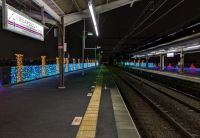 ジュエルミネーションの開催にあわせて京王よみうりランド駅上下線ホームでイルミネーション装飾を実施します！