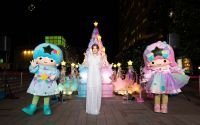 キキ&ララが星のステッキで新宿サザンテラスをライトアップ!ゲストの元乃木坂46・松村沙友理さんも「キラキラでかわいい!」と大興奮「Twinkle Color Christmas 2021」点灯式を実施