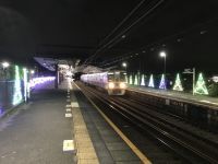 「よみうりランド ジュエルミネーション」の開催に合わせて京王よみうりランド駅上下線ホームでイルミネーション装飾を実施します