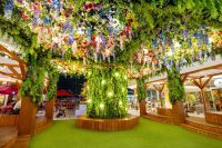 高さ8mのモミの木と、花々に彩られるクリスマス。横浜ベイクォーターのイルミネーション「Christmas Forest(クリスマスフォレスト)」2022年12月25日(日)まで開催