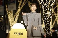 「表参道 フェンディ イルミネーション 2022」の点灯式に生見愛瑠さんが登場!イルミネーションを特等席で満喫できる「フェンディ ホリデイズ イルミネーション ツアー」も運行開始!