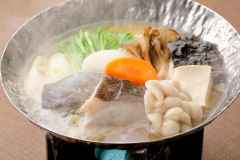 脂ののった寒鱈をぶつ切りにし、みそ仕立てで丸ごと鍋にして味わう鶴岡を代表する冬の味覚「寒タラ鍋」