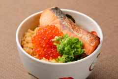 鮭を煮込んだ煮汁で炊き込んだご飯の上に、鮭の身とイクラをのせる宮城・福島の名物「はらこめし」