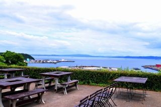 横須賀湾を眺めながら食事を楽しめるレストランやBBQ施設も