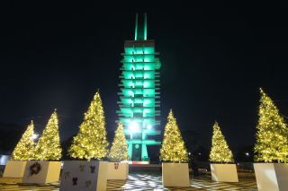 12/10からはオリンピック記念塔がクリスマス仕様の緑のライトアップに!