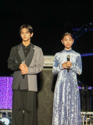 点灯後の園内を楽しむ