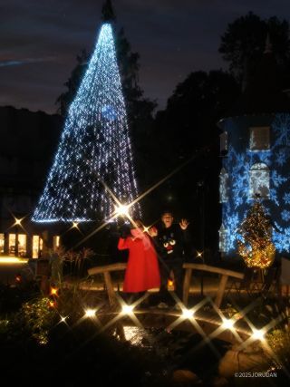幻想的な夜のムーミン谷をお楽しみください