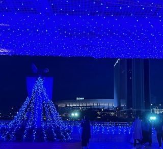 横浜駅東口からグランモール公園まで続くイルミネーション
