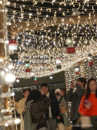 光のトンネルにはランタンが