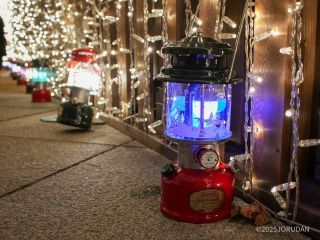 かわいらしいランタンで装飾されています