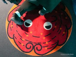 暗い足元にもご注目ください