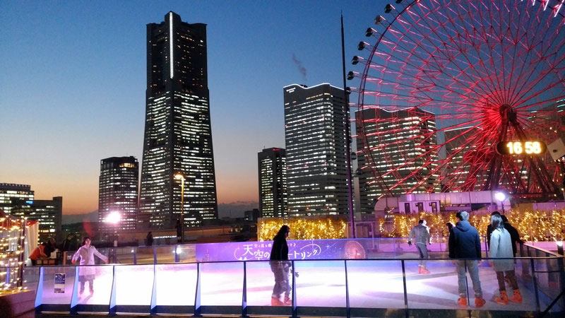 横浜ワールドポーターズ屋上に 天空のスケートリンク がオープン イルミネーション特集