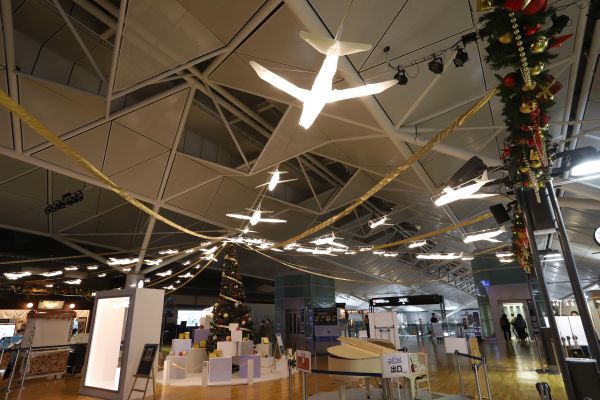 クリスマスツリーと飛行機型クラフト照明による館内照明