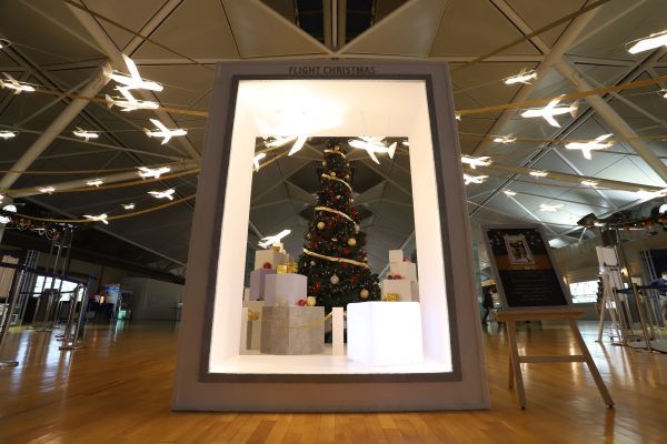 クリスマスツリーと飛行機型クラフト照明による館内照明