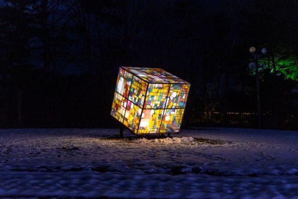 写真:八重樫季良氏の作品を起用したオブジェが園内でライトアップされる様子
