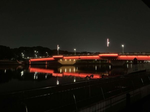 オレンジ色（9月、10月、11月）の灯りがともる勝島橋