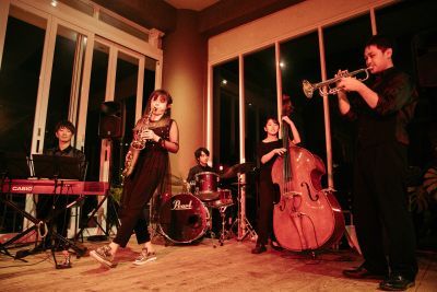 ▲音楽による地方創生を目指す「音楽島」メンバーによる生演奏