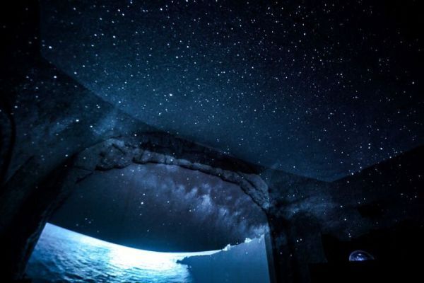 洞窟内のプラネタリウム