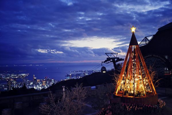 標高約400mの展望プラザからの夜景とクリスマスタワー