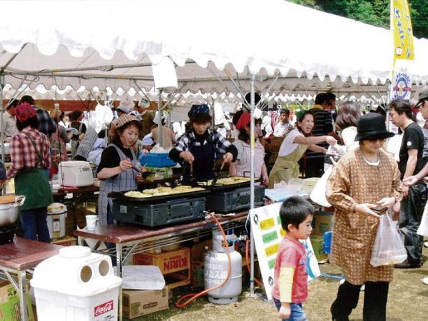 あやべ水源の里マルシェの様子