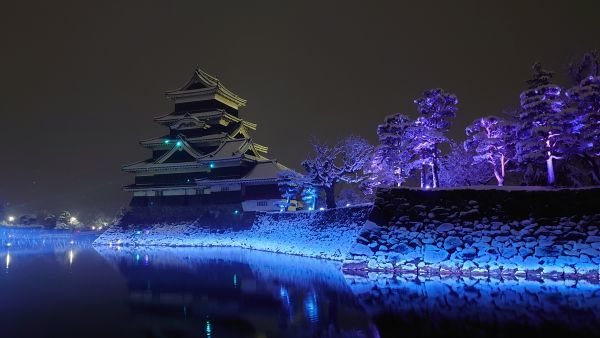 松本城～氷晶きらめく水鏡～