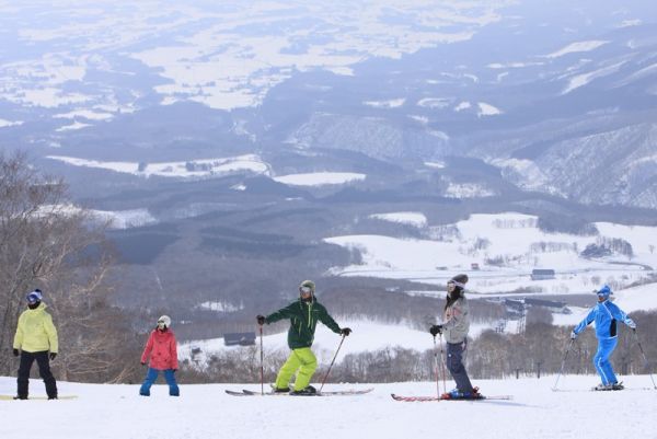 網張温泉スキー場は標高差が約600m。 眼下に広がる雫石の景色を眺めながらのダウンヒルが楽しめます：ミズナラスロープ上