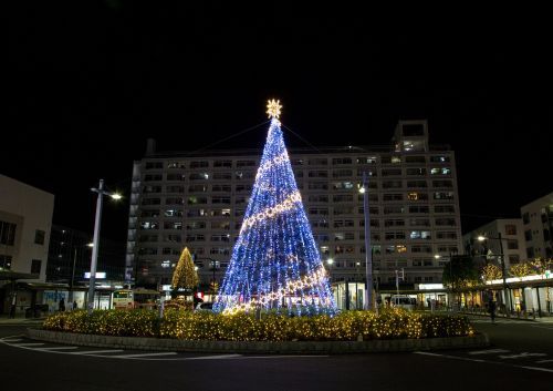 竹ノ塚駅前に設置される星をあしらったメインツリー