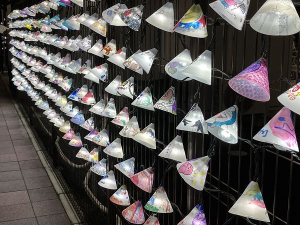 約600個のランプシェードの様子 1