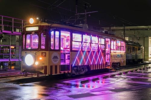 マグマシティのロゴをイメージしたLEDで光り輝く特別装飾の路面電車で、市内を回遊しよう。