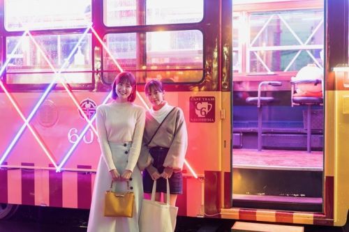 LEDで装飾された電車はさながら移動するイルミネーション。思わず写真を撮りたくなります。