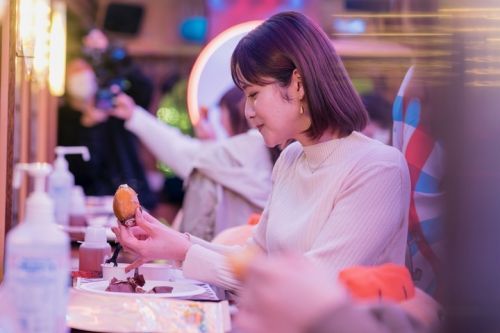 こだわりの焼き芋を運行コースに合わせて提供。オリジナルのディップソースも美味しいと評判。