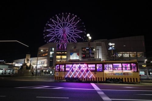 光り輝く電車は、街中での注目度も抜群!見かけたらぜひ写真を撮ってSNSにアップしてください。