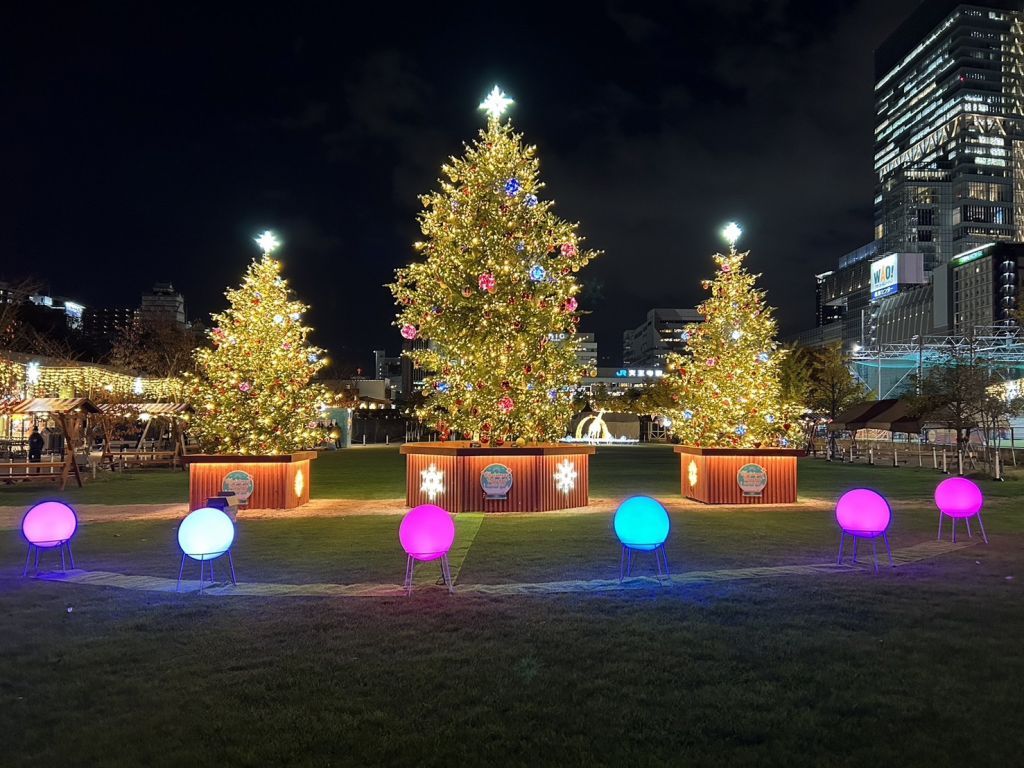 今年のクリスマスツリーは赤を基調にカラフルなオーロラオーナメントがキラキラ☆彡