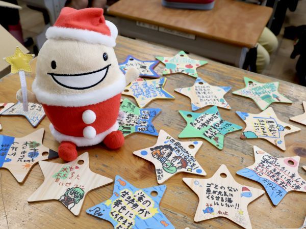 小学生が作成した星形の間伐材オーナメント