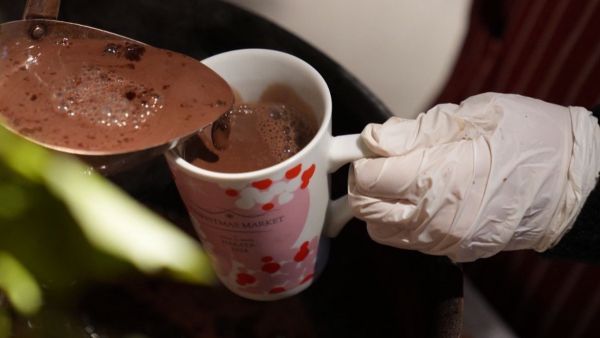 東京限定マグで味わう濃厚ホットチョコレート