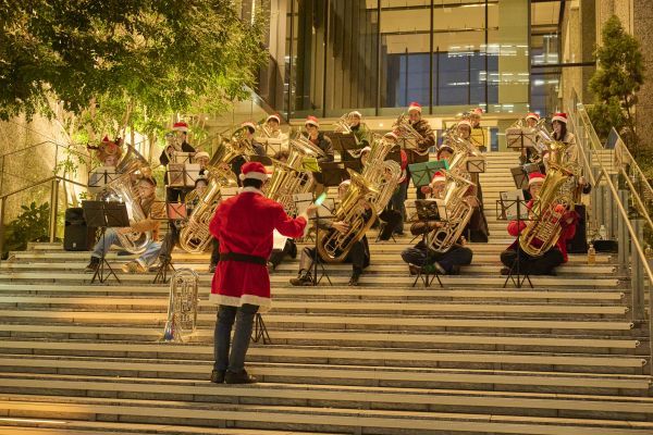 12/1(月)テューバの生演奏で華やかに開幕！