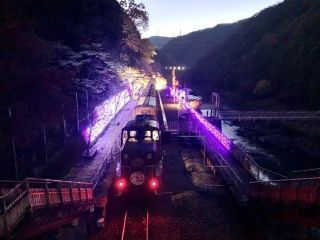 嵯峨野観光鉄道ライトアップ&イルミネーション「光の幻想列車」写真１